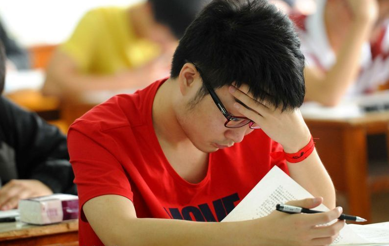 孩子高考失利怎么办父母该怎么安慰？高考失利复读好不好