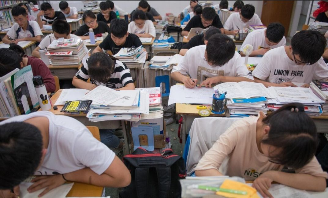 孩子高考失利怎么办父母该怎么安慰？高考失利复读好不好