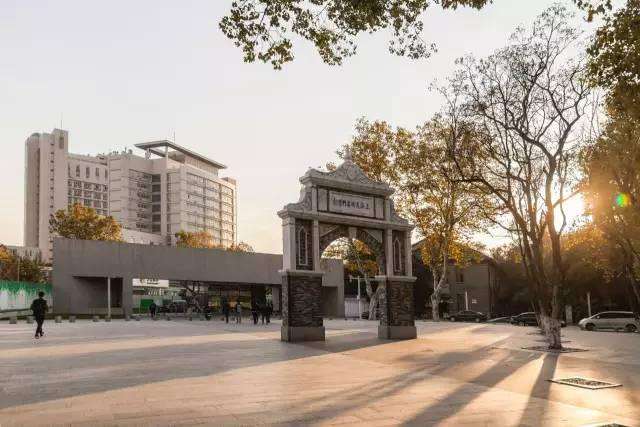 南京艺术学院是名校吗考上很牛吗?学院是几本一年学费多少钱贵吗